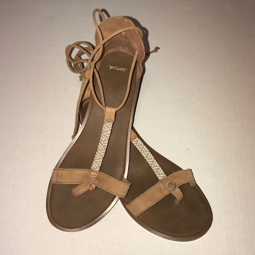 Sanuk lace up sandals!